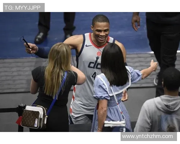 11号足球明星假摔事件引发热议球迷对体育精神的反思与讨论 11号足球明星假摔事件引发热议球迷对体育精神的反思与讨论